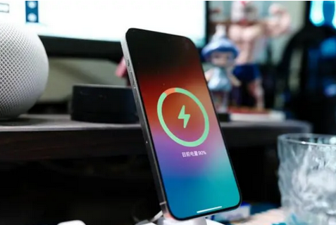 原州苹果15换屏服务分享用什么充电器给iPhone15充电更好 